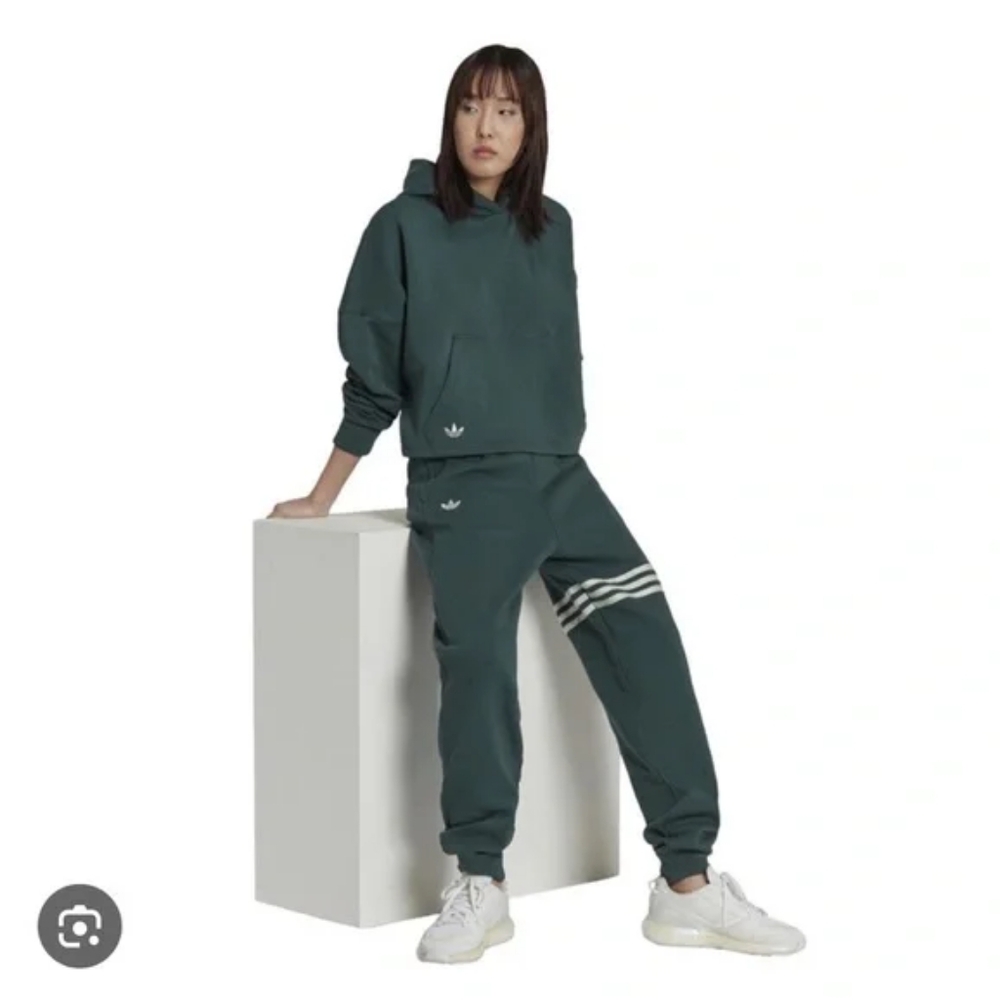 Adidas Adicolor Neuclassics Joggers & Cropped T-Shirt Set in Mineral